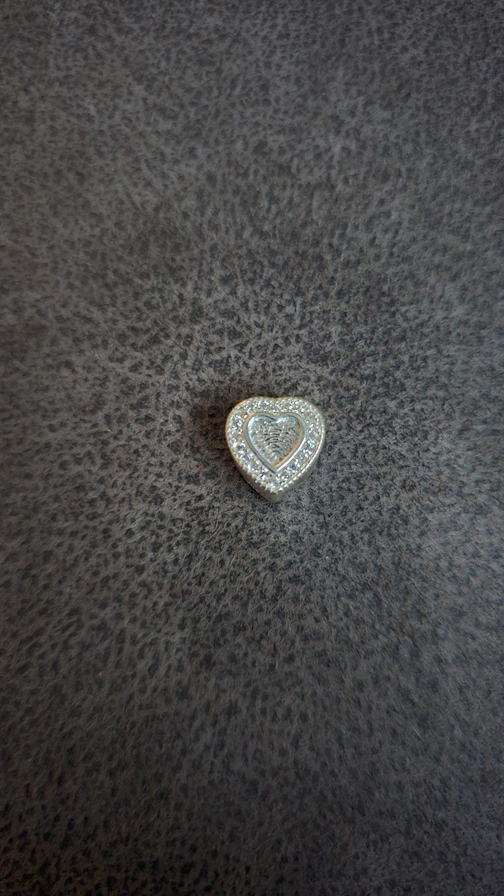 Beautiful heart keepsake charm to keep a loved one's ashes in, and keep them close with you wherever you go 🤍
