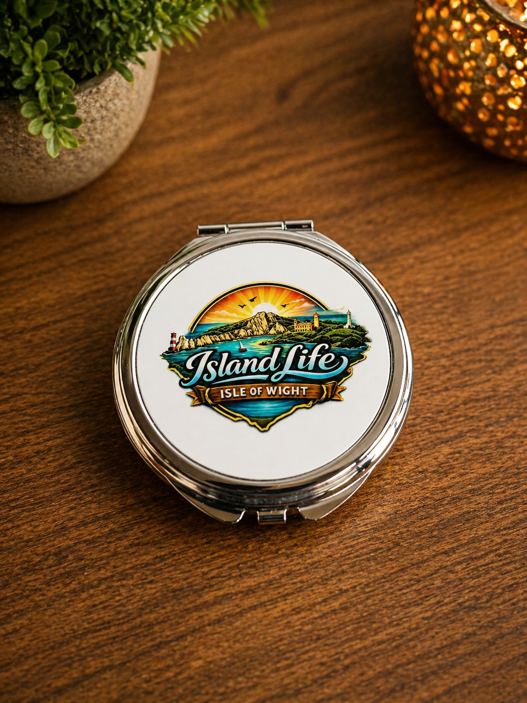 Small pocket mirror