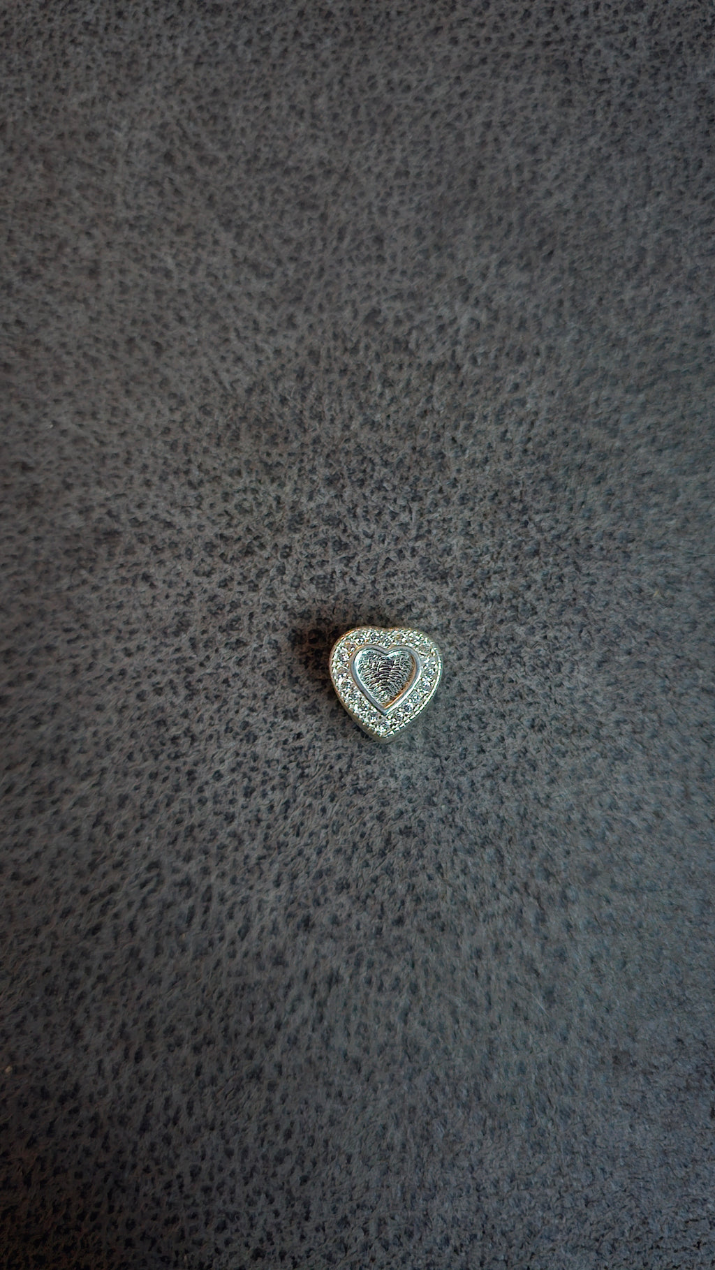 Beautiful heart keepsake charm to keep a loved one's ashes in, and keep them close with you wherever you go 🤍