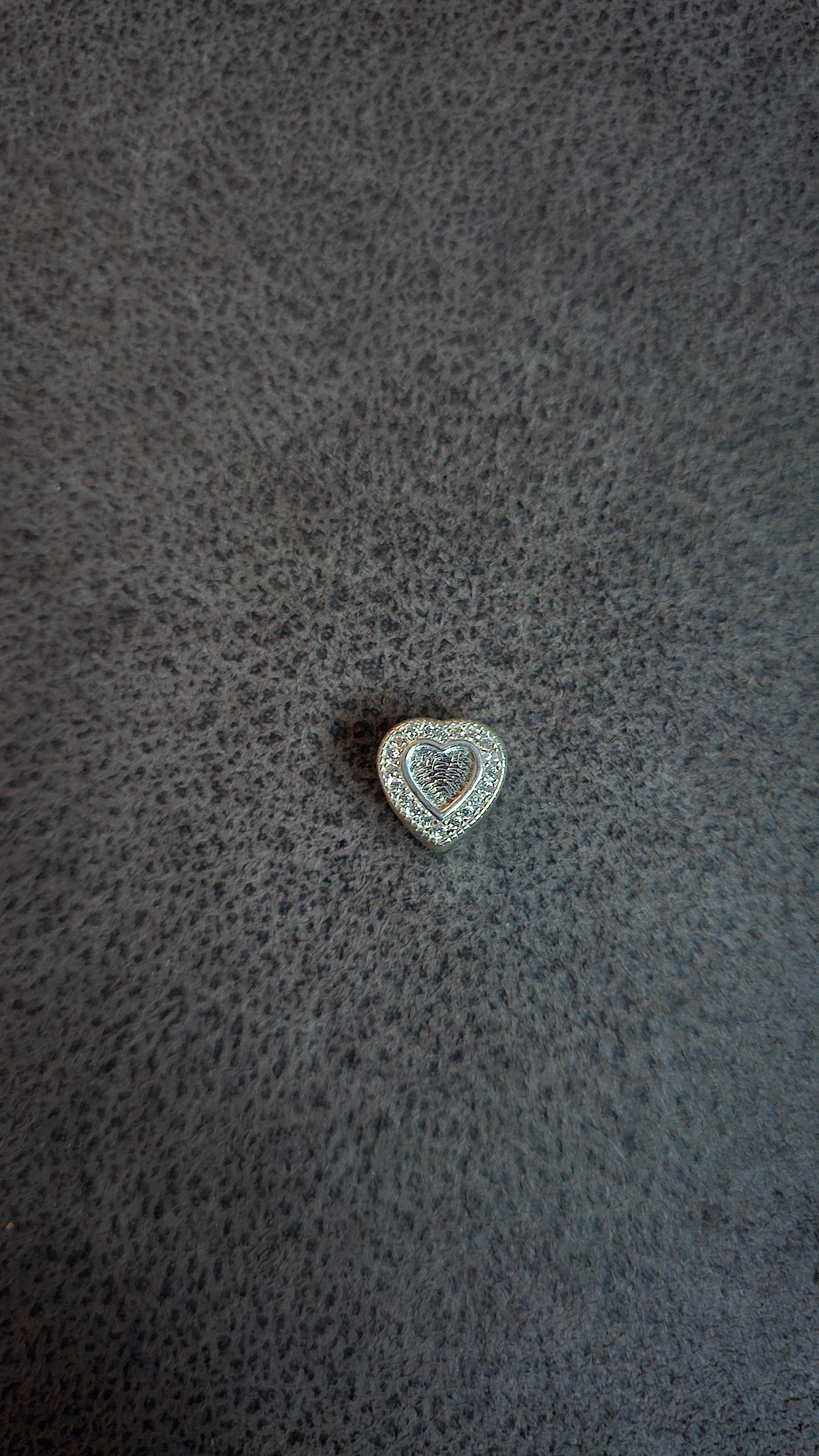 Beautiful heart keepsake charm to keep a loved one's ashes in, and keep them close with you wherever you go 🤍