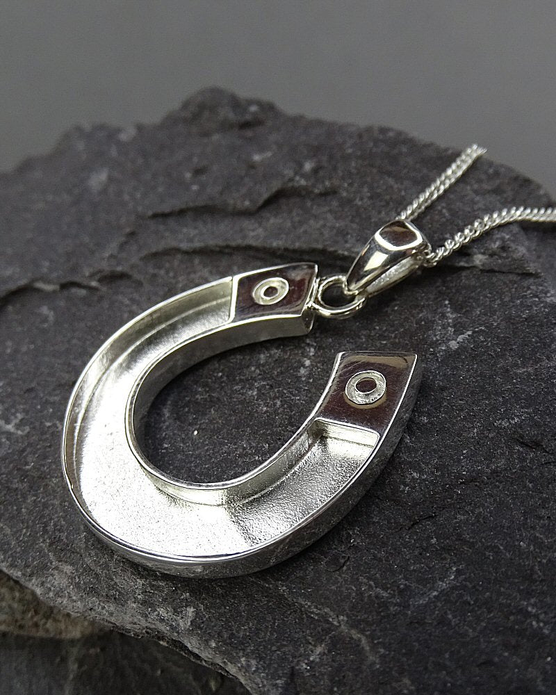 Horse shoe pendant for cremation ashes or fur 🤍